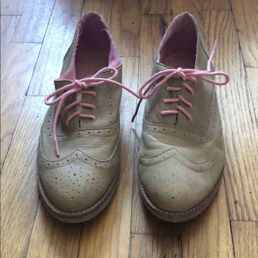 Women’s Lace-Up Perforated Oxford Shoes